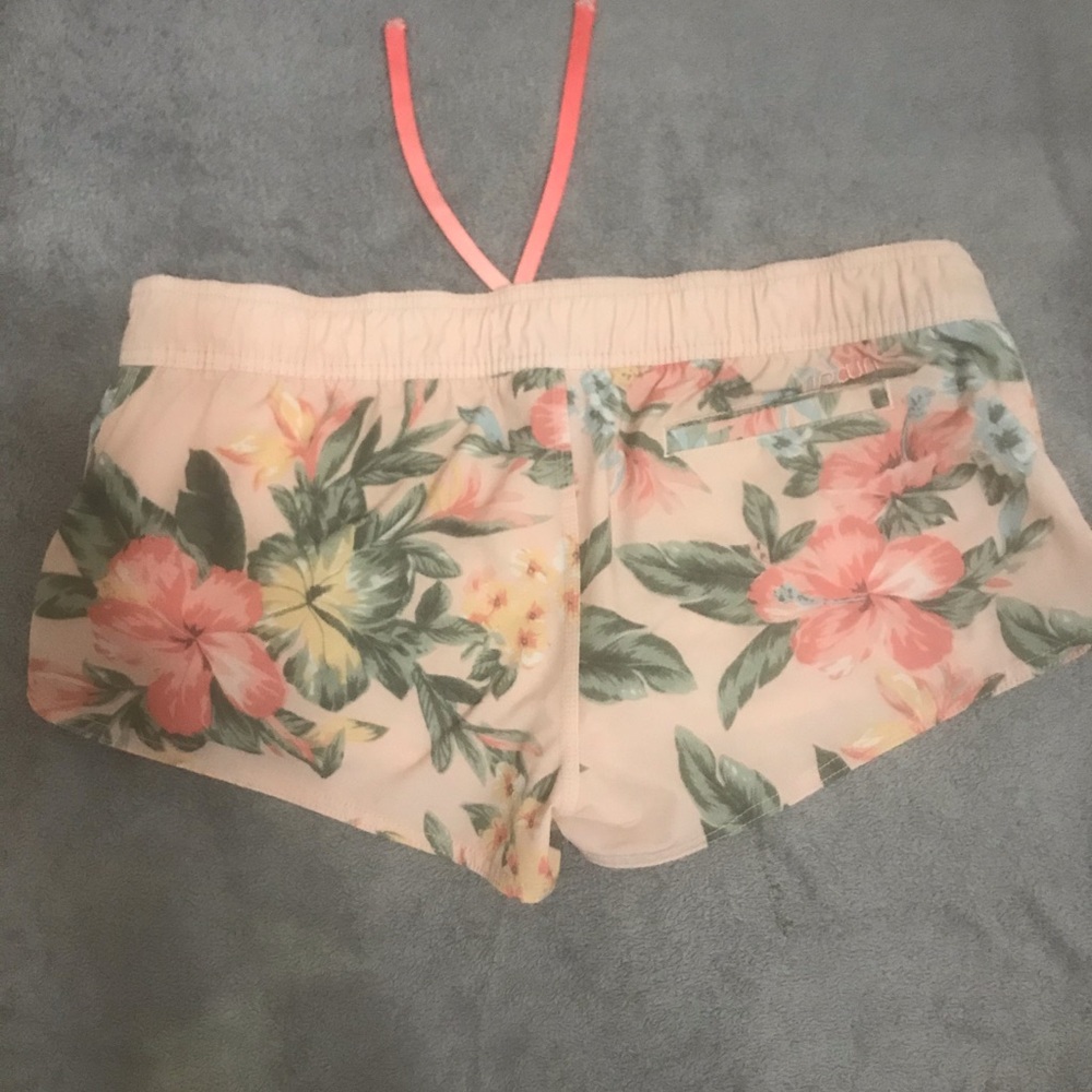 Ladies Ripcurl Shorts. Extra Large - image 5